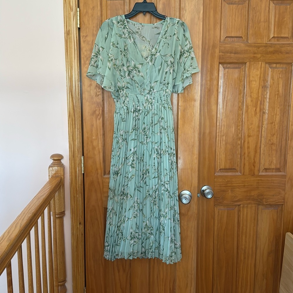 Light Green Floral Midi Dress - Elegant V-Neck with Pleated Skirt Size M
